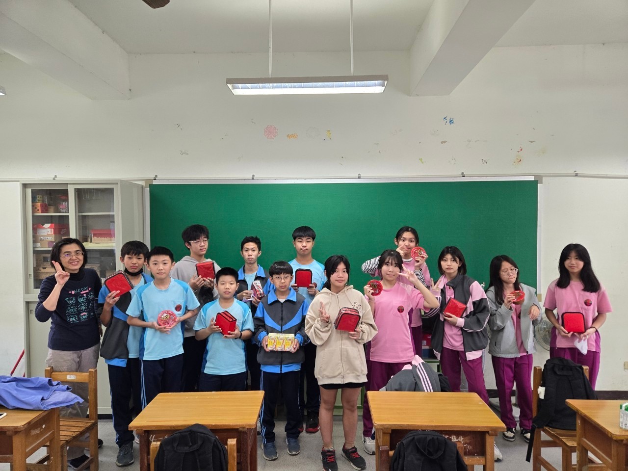 LINE_ALBUM_2025寒假雙語歡喜迎新年營隊_250210_20 - 複製 - 複製 (2) - 複製.jpg